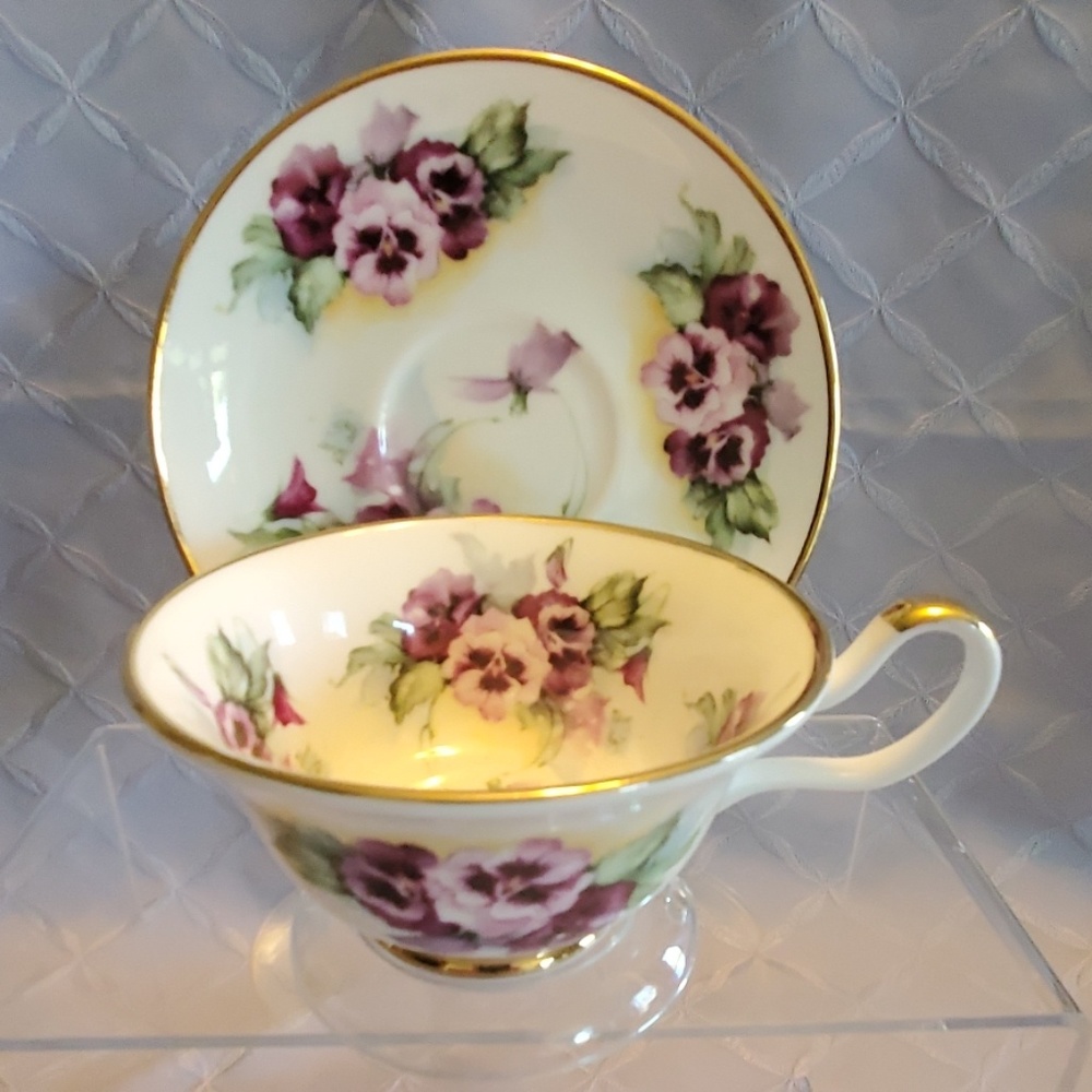Sheltonian English Bone Teacup w/vines & pansies